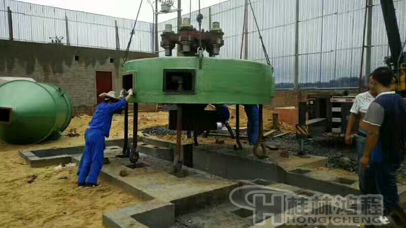 烈日下桂林鴻程磨粉機安裝團(tuán)隊正在為客戶安裝主機