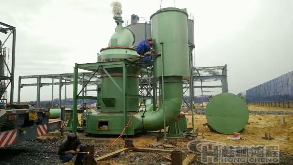 烈日下桂林鴻程磨粉機安裝團(tuán)隊正在客戶安裝焊接設(shè)備