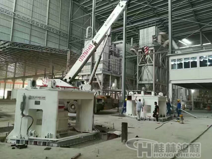 桂林鴻程磨粉機安裝團(tuán)隊對磨粉機主機底座吊裝安裝