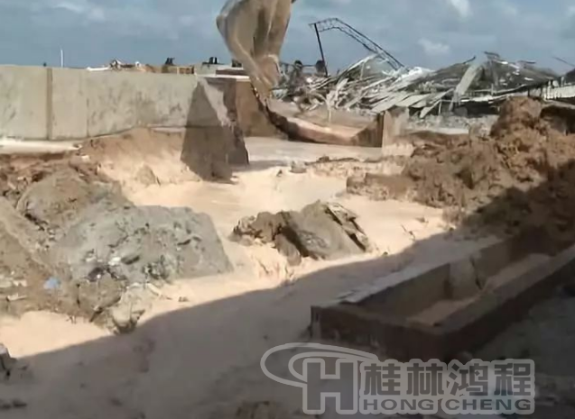 廉江政府鐵腕整治拆除一高嶺土廠，連設(shè)備都砸碎！
