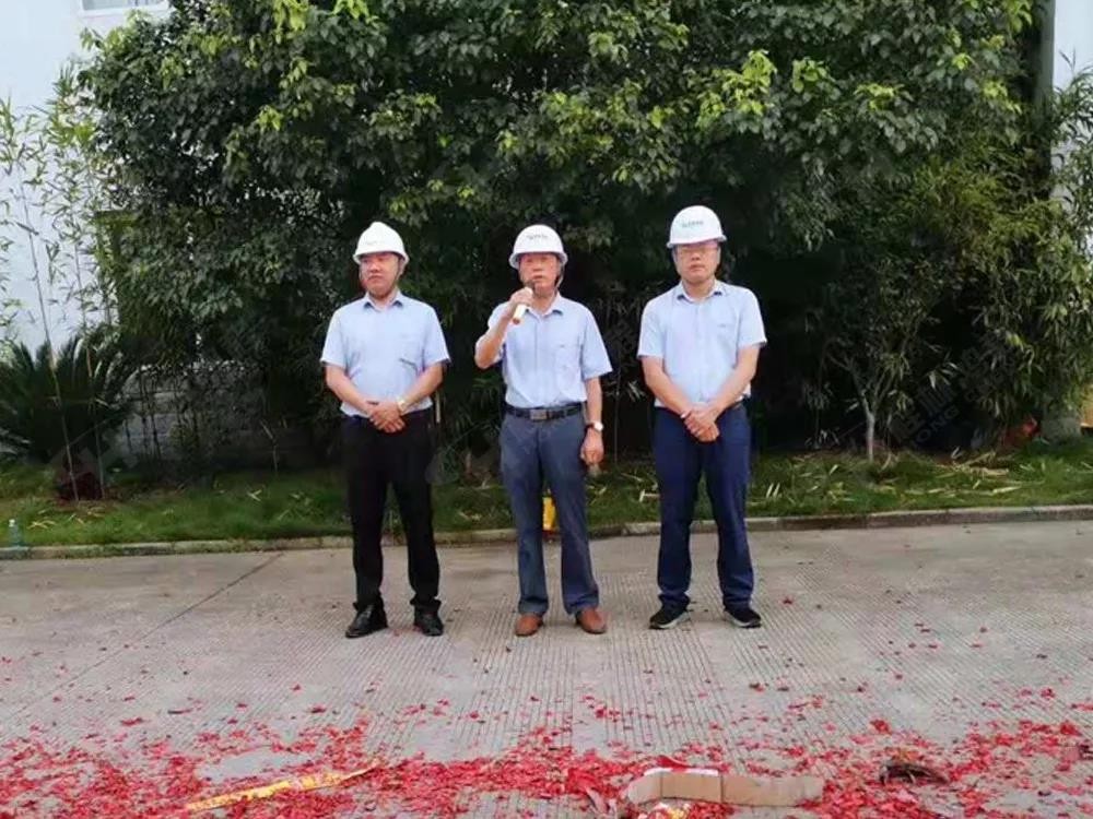 桂林鴻程董事長容平勛發(fā)表致辭桂林鴻程機(jī)電設(shè)備有限公司廠區(qū)2#生產(chǎn)廠房開工大吉！