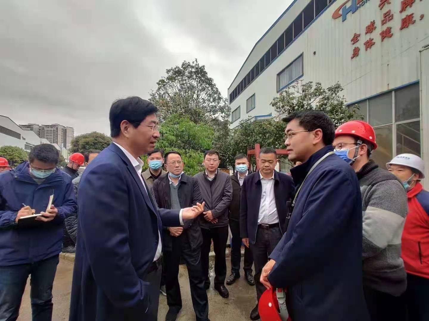 桂林市委書記周家斌書記，鐘洪常務副市長等市委市政府，區(qū)委區(qū)政府領導一行開年第一站來到廣西桂林鴻程機械廠指導慰問