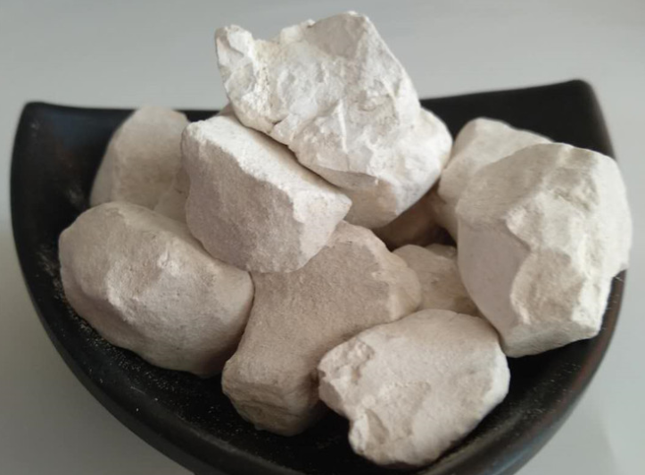 生石灰燒完還要磨粉嗎？生石灰塊磨粉機(jī)