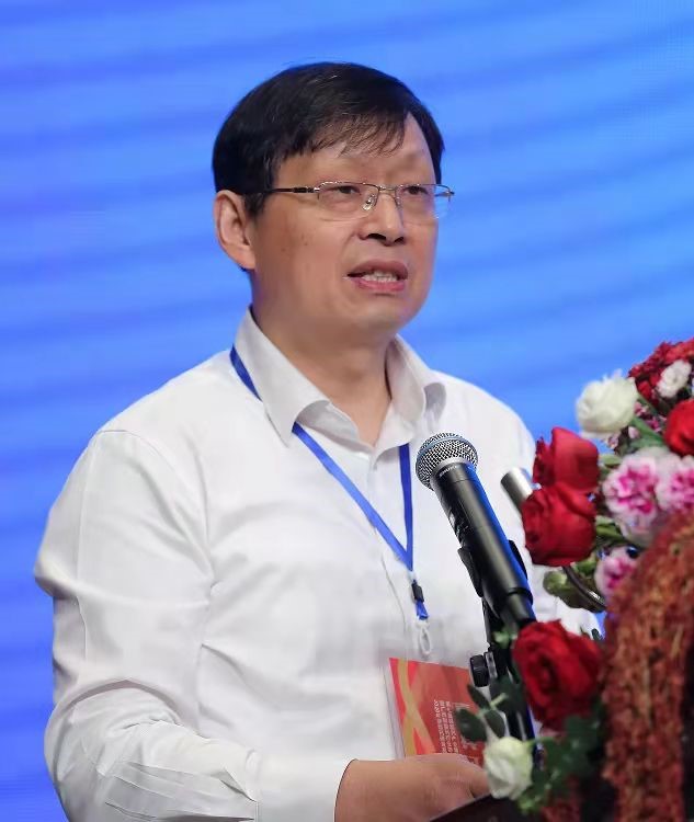 廣西大學(xué)校長助理、廣西碳酸鈣產(chǎn)業(yè)化工程院常務(wù)副院長、廣西碳酸鈣行業(yè)協(xié)會會長童張法圖片來源：廣西碳酸鈣產(chǎn)業(yè)化工程院